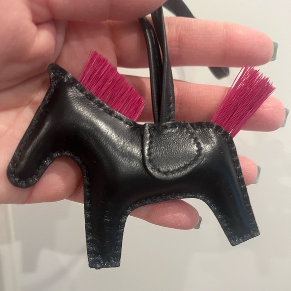 NIB Hermes Black Magnolia Fuchsia Milo Lambskin Horsehair GriGri Rodeo Charm PM - Picture 4 of 4